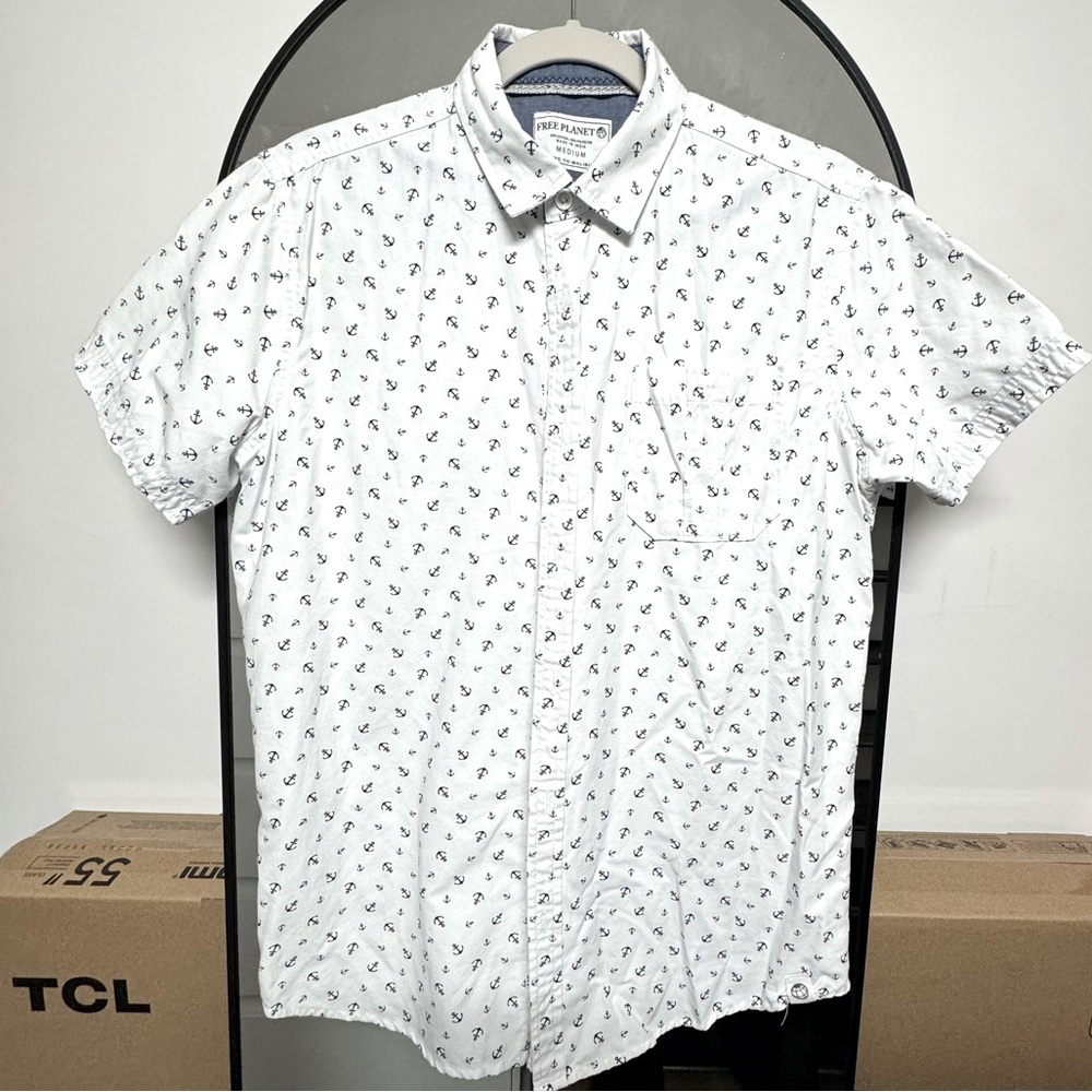 Casual Dress Shirt
White with Navy Anchors
Size Medium